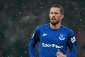 卡普尔通过强力冲击和灵活传球，帮助袋鼠队在比赛中占据主动，卡普尔和儿子们